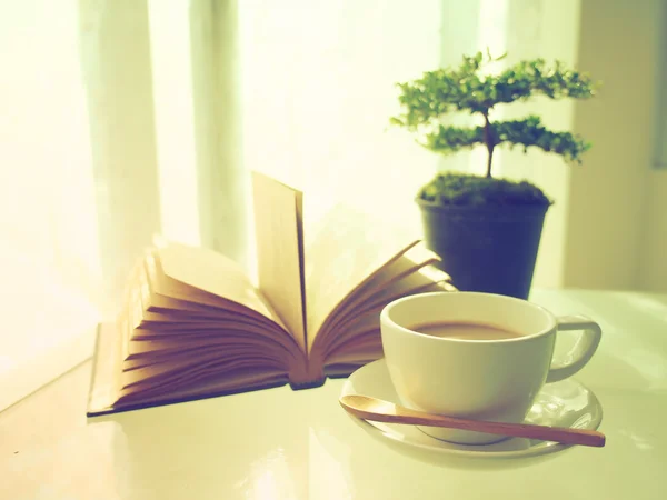 Caffè libro aperto e piccolo albero — Foto Stock