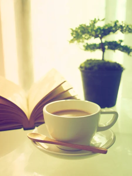 Caffè libro aperto e piccolo albero — Foto Stock