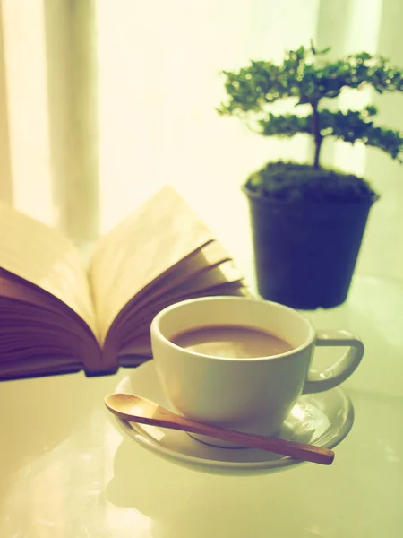 Otevřená kniha káva a malý strom — Stock fotografie
