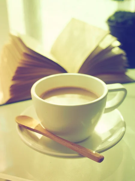 Кофе открытая книга и маленькое дерево — стоковое фото