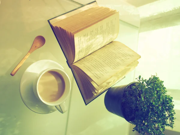 kahve açık kitap ve küçük ağaç