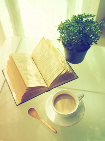 Libro abierto de café y pequeño árbol —  Fotos de Stock