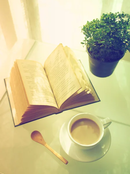 Koffie open boek en kleine boom — Stockfoto