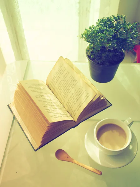 Caffè libro aperto e piccolo albero — Foto Stock