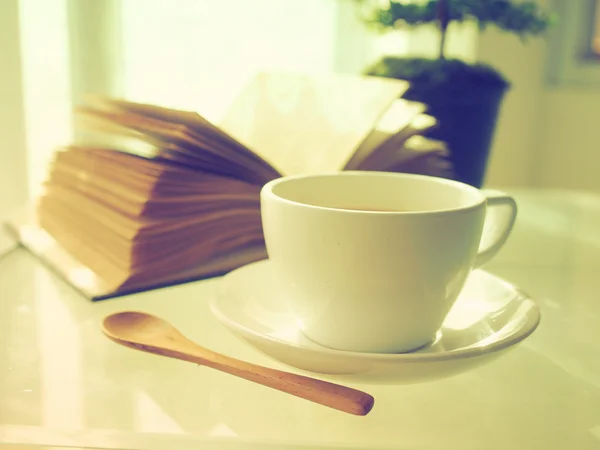 Кофе открытая книга и маленькое дерево — стоковое фото