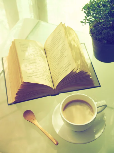 Caffè libro aperto e piccolo albero — Foto Stock