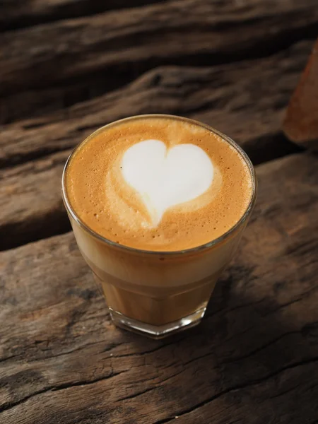 Kaffe latte på trä skrivbord vintage färgtonen — Stockfoto