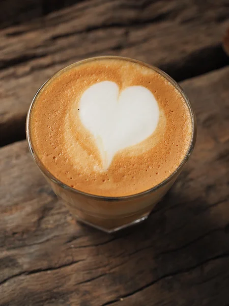 Káva latte na dřevěný stůl vinobraní barevný tón — Stock fotografie