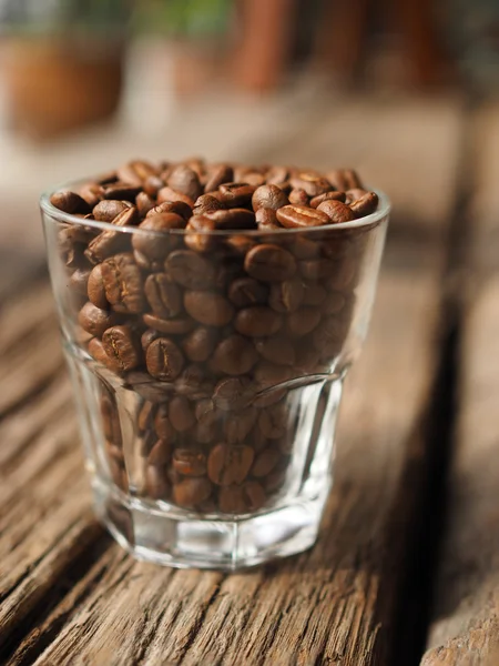 Koffie bean op de kopjes vintage kleurtoon — Stockfoto