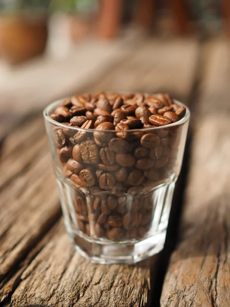 Koffie bean op de kopjes vintage kleurtoon — Stockfoto