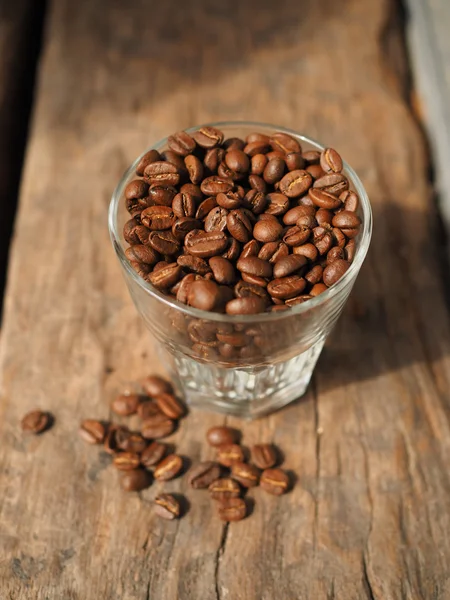 Koffie bean op de kopjes vintage kleurtoon — Stockfoto