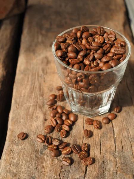 Koffie bean op de kopjes vintage kleurtoon — Stockfoto