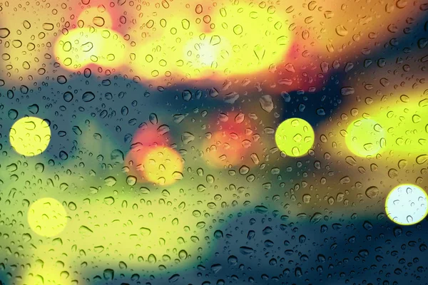 Regenwasser fällt im Hintergrund — Stockfoto
