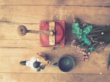 İtalyan kahve makinesi ve çiçek