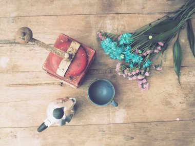 İtalyan kahve makinesi ve çiçek