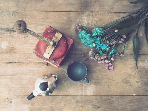 Italian coffee maker and flower — Stock Photo, Image