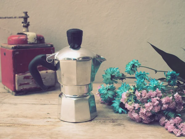 Caffettiera e fiori italiani — Foto Stock