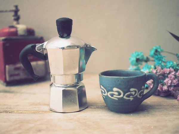 İtalyan kahve makinesi ve çiçek — Stok fotoğraf