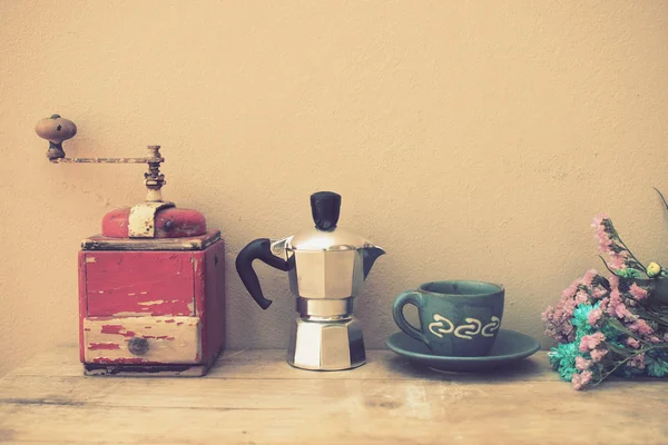 Italienische Kaffeemaschine und Blume — Stockfoto