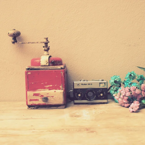 Italian coffee maker and flower — Stock Photo, Image