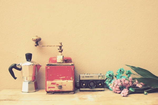 Cafetière italienne et fleur — Photo