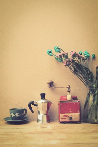 Italian coffee maker and flower — Stock Photo, Image