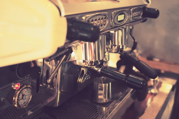 Kaffemaskine i vintage farve tonet - Stock-foto