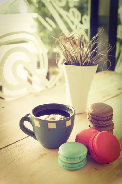 Kopje koffie in koffie shop vintage kleurtoon — Stockfoto