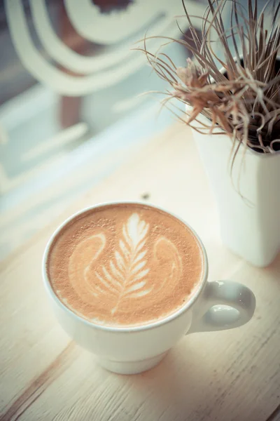 Csésze kávét a kávézóban vintage színtónus — Stock Fotó