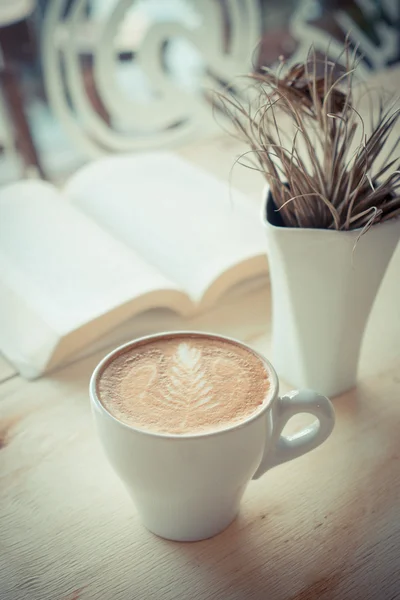 Чашка кофе в винтажном цвете в кафе — стоковое фото