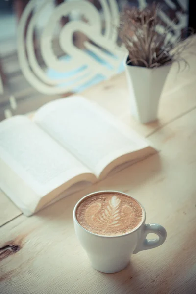 Tasse Kaffee im Coffeeshop Vintage Farbton — Stockfoto