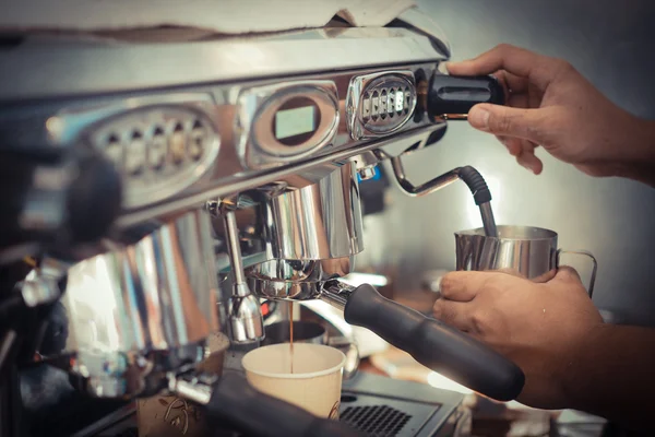 Kaffemaskine i vintage farve tonet - Stock-foto