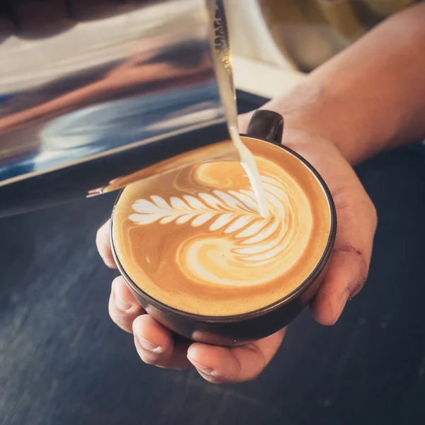 Hoe maak je kunst koffie latte — Stockfoto