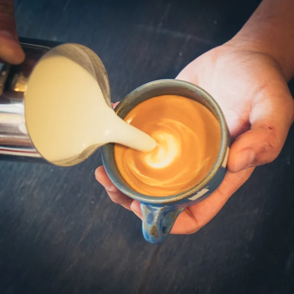 Wie man Latte-Art-Kaffee macht — Stockfoto