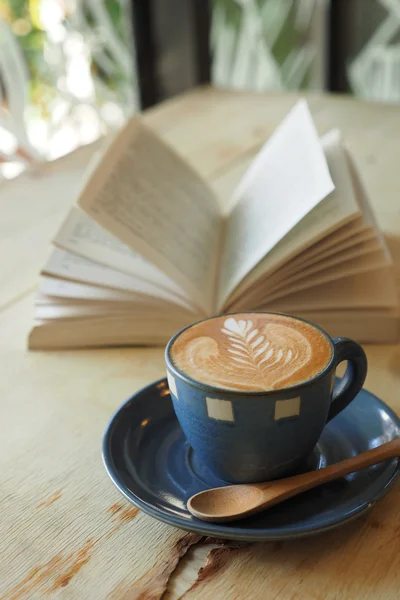 Tasse Kaffee mit Buch im Coffeeshop Vintage Farbe — Stockfoto