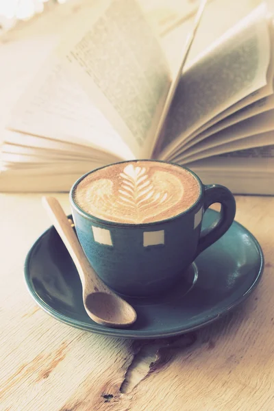 Cup of coffee with book in coffee shop vintage color — Stock Photo, Image