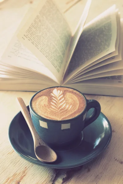 Filiżanka kawy z książki w kawiarni kolor vintage — Zdjęcie stockowe