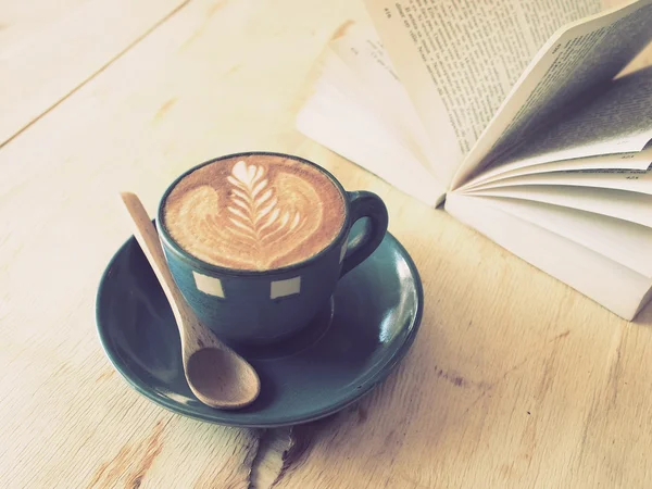 Cup of coffee with book in coffee shop vintage color — Stock Photo, Image