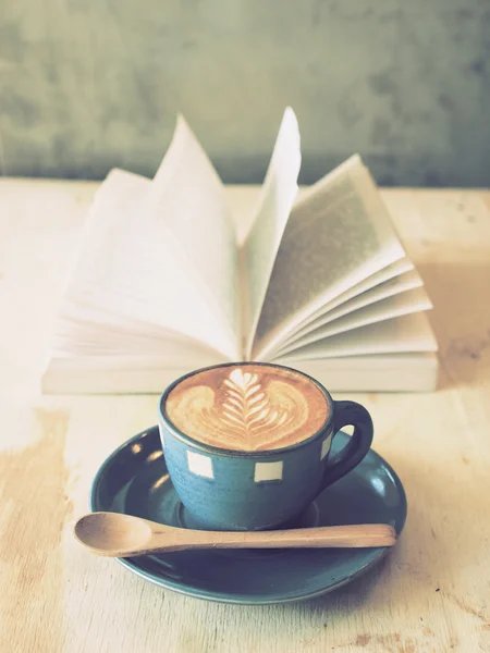 Tasse Kaffee mit Buch im Coffeeshop Vintage Farbe — Stockfoto