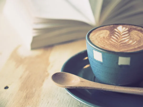 Tasse Kaffee mit Buch im Coffeeshop Vintage Farbe — Stockfoto