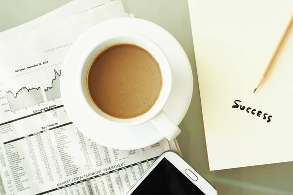 Деловая газета и кофе — стоковое фото