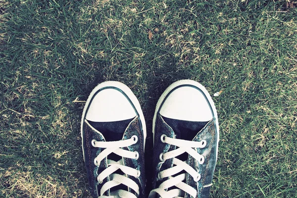 Ретро-фото винтажных кроссовок на траве — стоковое фото