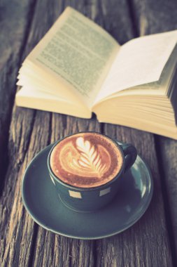 fincan kahve latte art ahşap masa ve vintage col kitapta Tarih