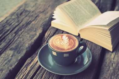 fincan kahve latte art ahşap masa ve vintage col kitapta Tarih