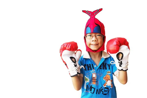 Портрет юного смешного парня в боксёрской перчатке — стоковое фото