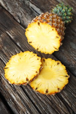 ahşap doku arka plan üzerinde ananas