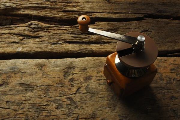 Nostalgic coffee grinder on old table and textured wood backgrou — Stock Photo, Image