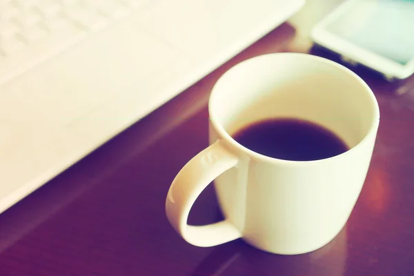 Вінтажний кольоровий тон чашки кави на столі кав'ярні — стокове фото