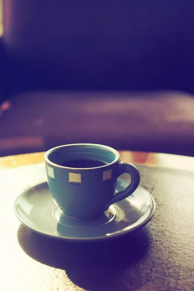 Tono di colore vintage della tazza di caffè sulla caffetteria tavolo — Foto Stock