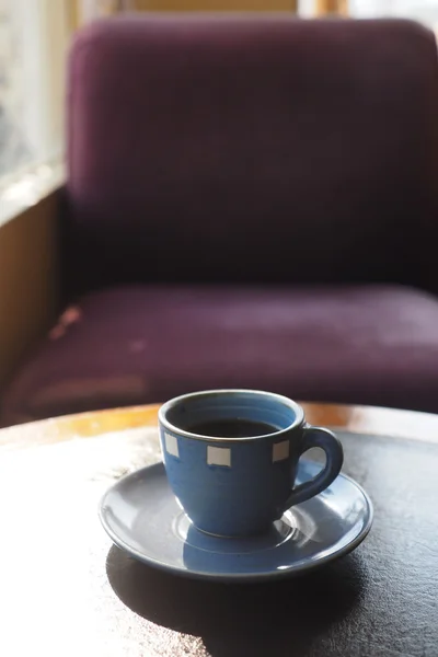 Tono de color vintage de la taza de café en la cafetería de la mesa —  Fotos de Stock